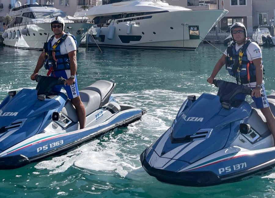Immagine per Sistiana, controlli della Polizia tra spiaggia, paese e Carso: anche con le moto d'acqua. Ecco i dati