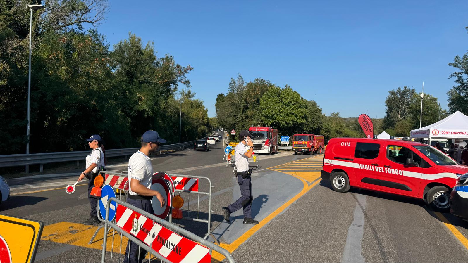 Monfalcone, incendio sulla Moschenizza, Fasan: «Fiamme circoscritte ma l’allerta resta alta»