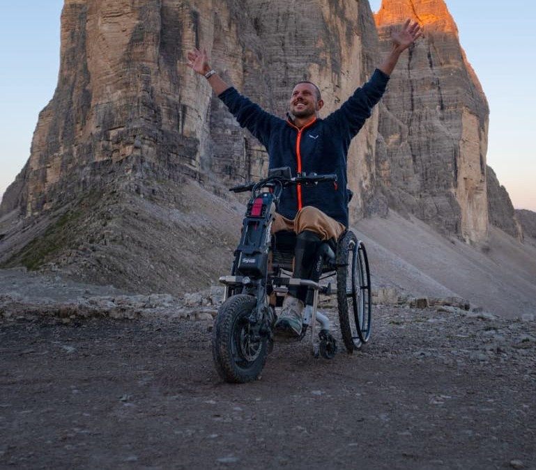 Immagine per In carrozzina di notte fino ai 2.454 metri delle Tre Cime di Lavaredo: l'impresa di Luca Da Prato
