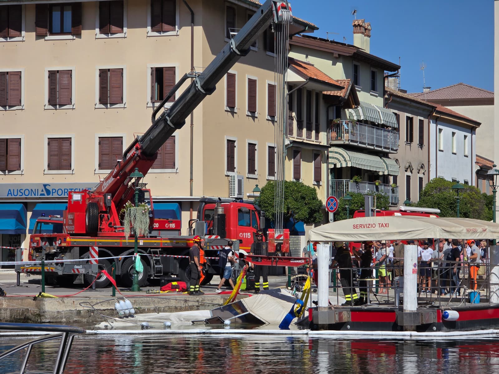 Immagine per Grado, imbarcazione affondata in Porto Mandracchio: rimozione con Vigili del Fuoco e Protezione Civile