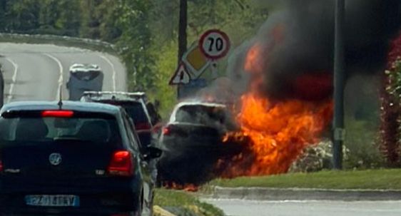 Immagine per Fotonotizia - Auto prende fuoco sulla Strada Regionale 351 a Villesse. Conducente illesa
