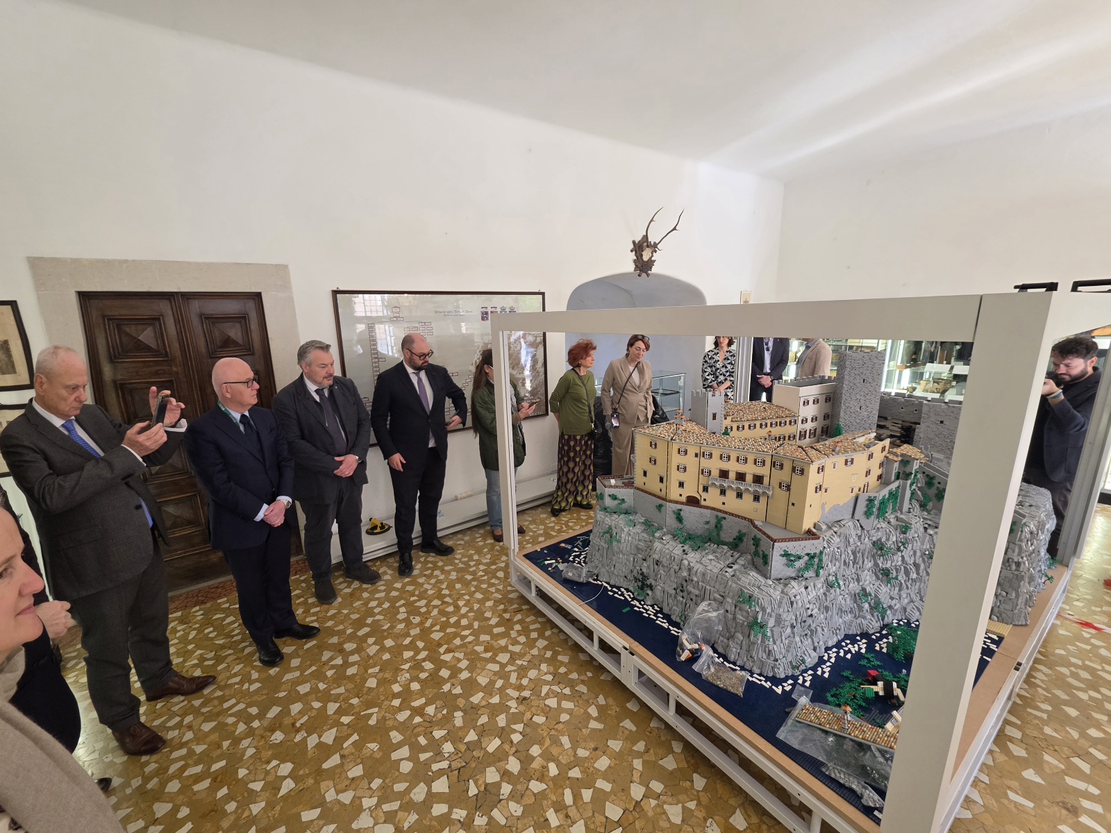 Immagine per Un castello 'nel castello': i Lego raccontano l’antico maniero di Duino. Bernardis: «evento che valorizza l'identità della Regione»