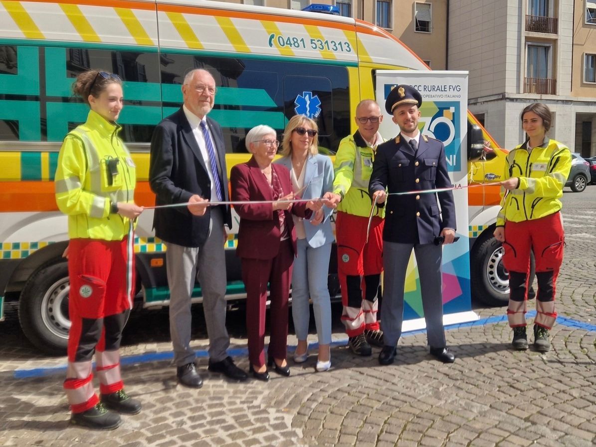 Immagine per Nuova ambulanza per la Croce Verde Goriziana, il prefetto Fedullo: «Solidarietà frutto di sinergia»
