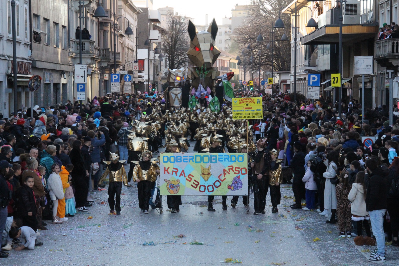 Pravisdomini trionfa al Carnevale Monfalconese con ‘L’altro mondo’: in 30mila seguono la sfilata
