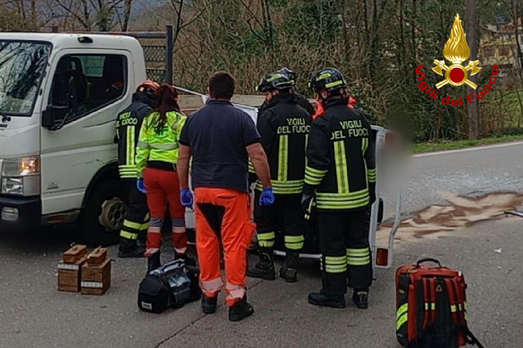 Immagine per Gabria, scontro tra furgone e motocarro. Autista liberato dai Vigili del Fuoco