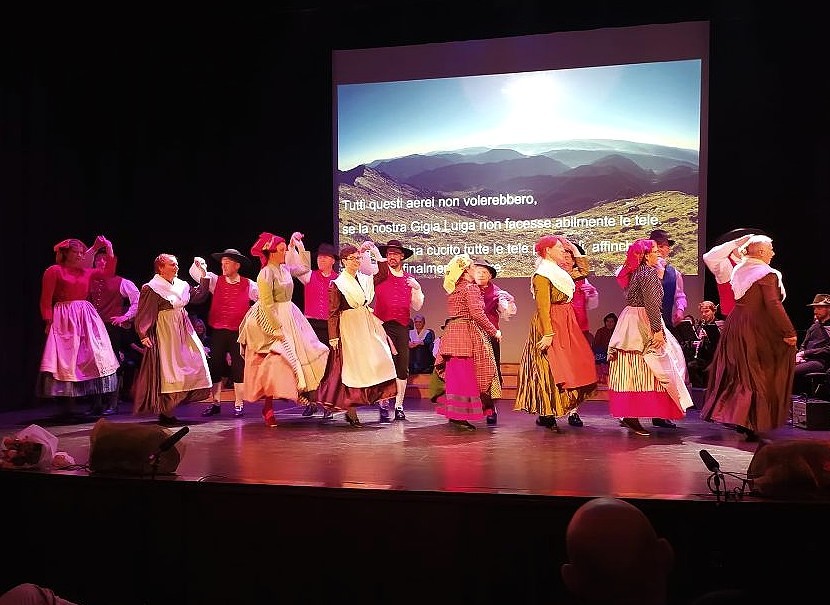 Immagine per ‘Tra cielo e terra’ trionfa al Kulturni Dom. Il folklore transfrontaliero incanta il pubblico
