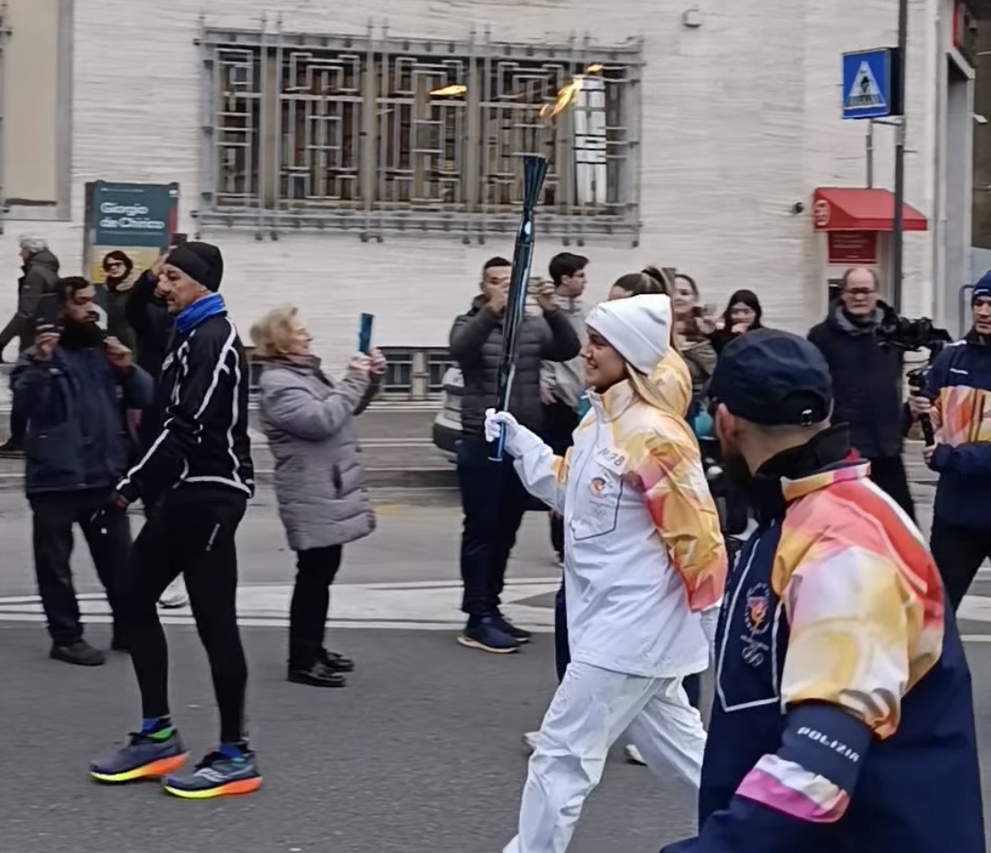 Immagine per Fotonotizia - la Fiamma Olimpica attraversa il monfalconese: la 47esima tappa del percorso verso Milano-Cortina