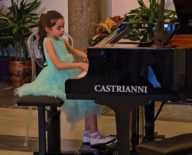 Da Romans d’Isonzo al Campidoglio: la piccola pianista Stella Esposito incanta Roma 
