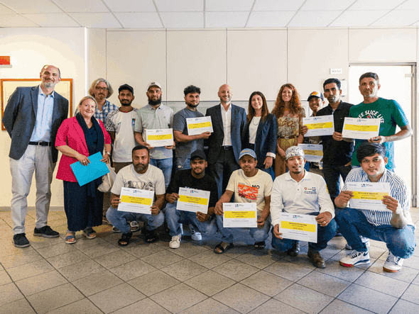 Immagine per Monfalcone, Fincantieri consegna i primi attestati di educazione civica a 12 lavoratori stranieri