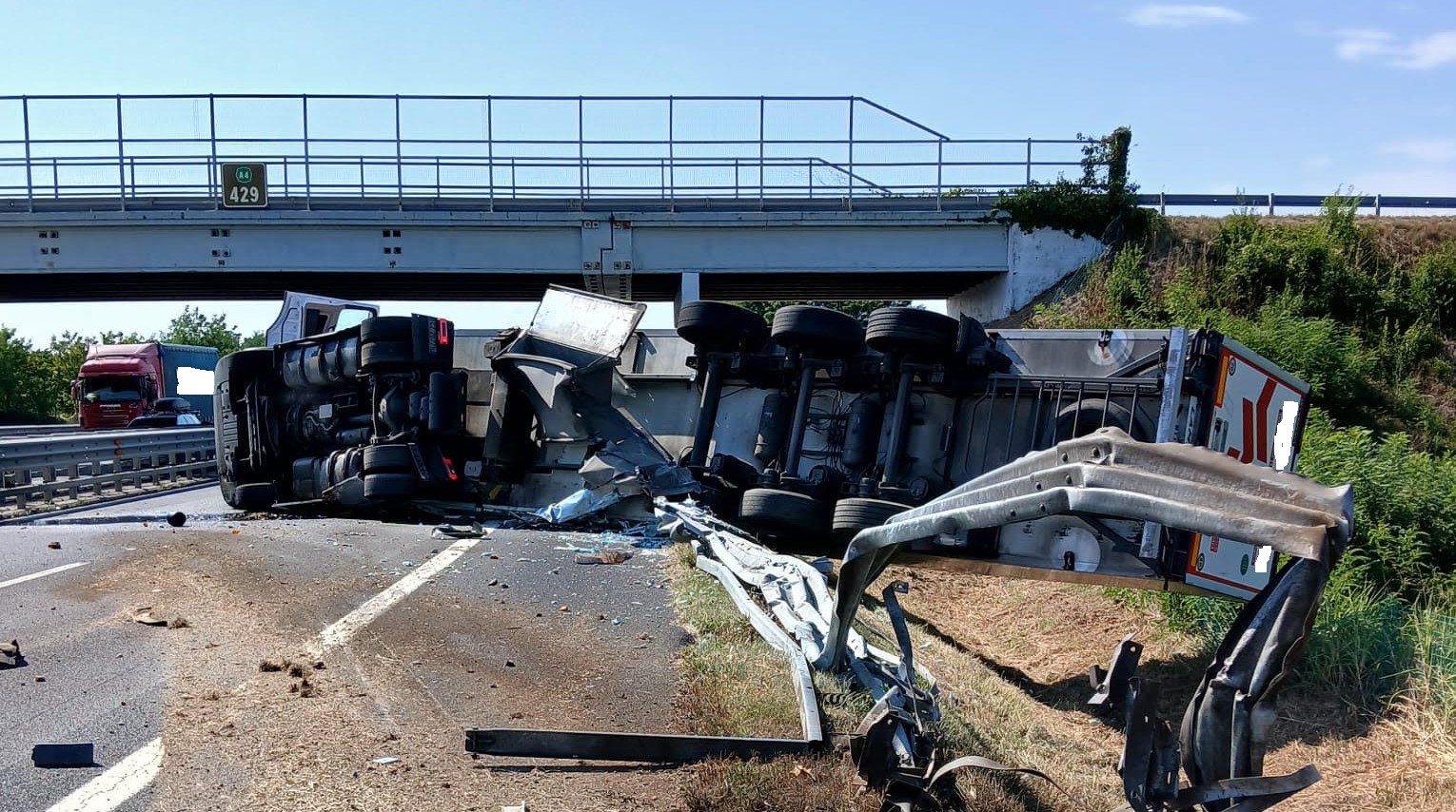 Tir si ribalta sull'A4 tra Villesse e Palmanova: chiuso il tratto in direzione Venezia