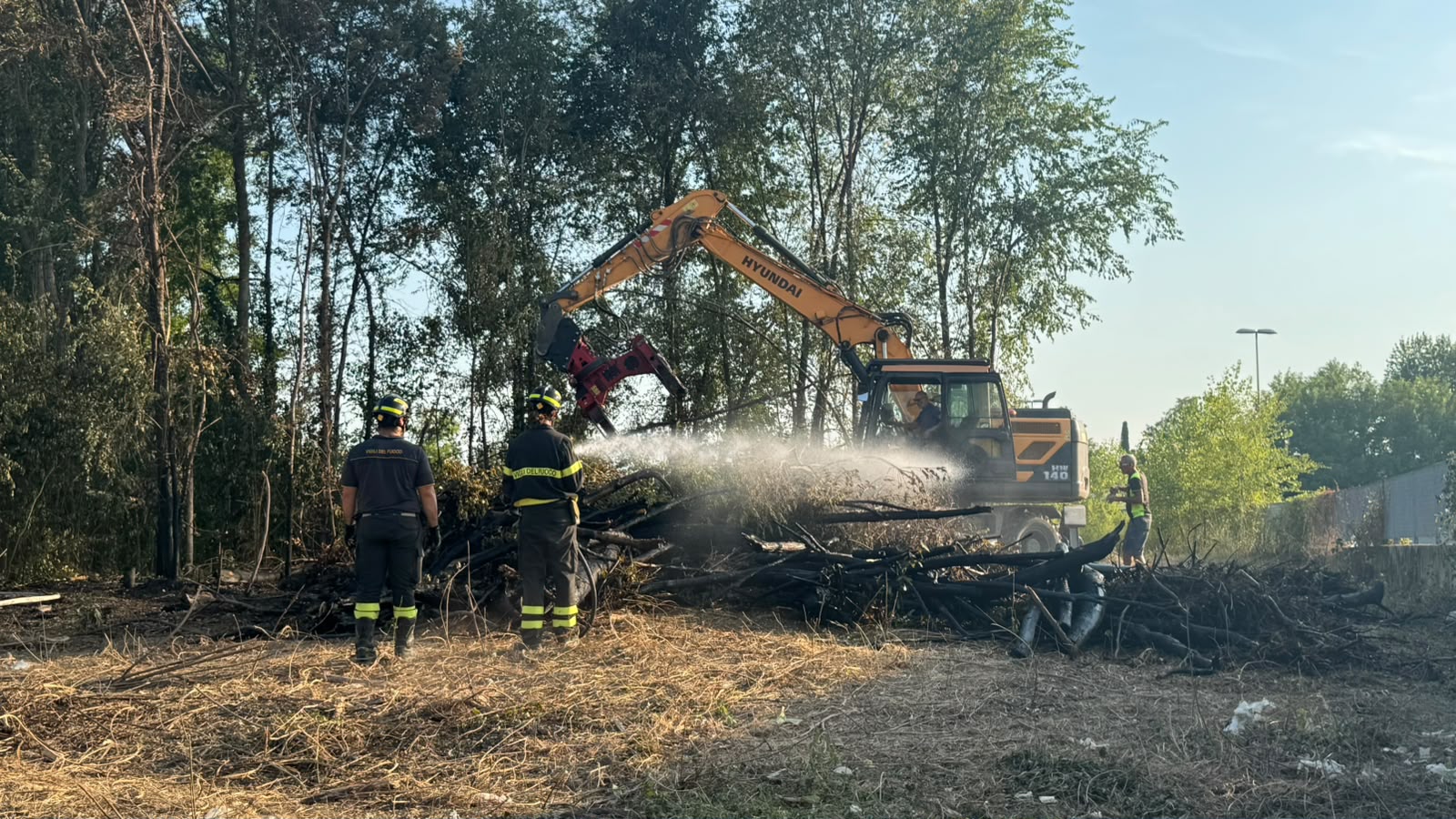Principio d'incendio all’uscita del casello di Redipuglia: brucia una catasta di legna nell'area cantiere