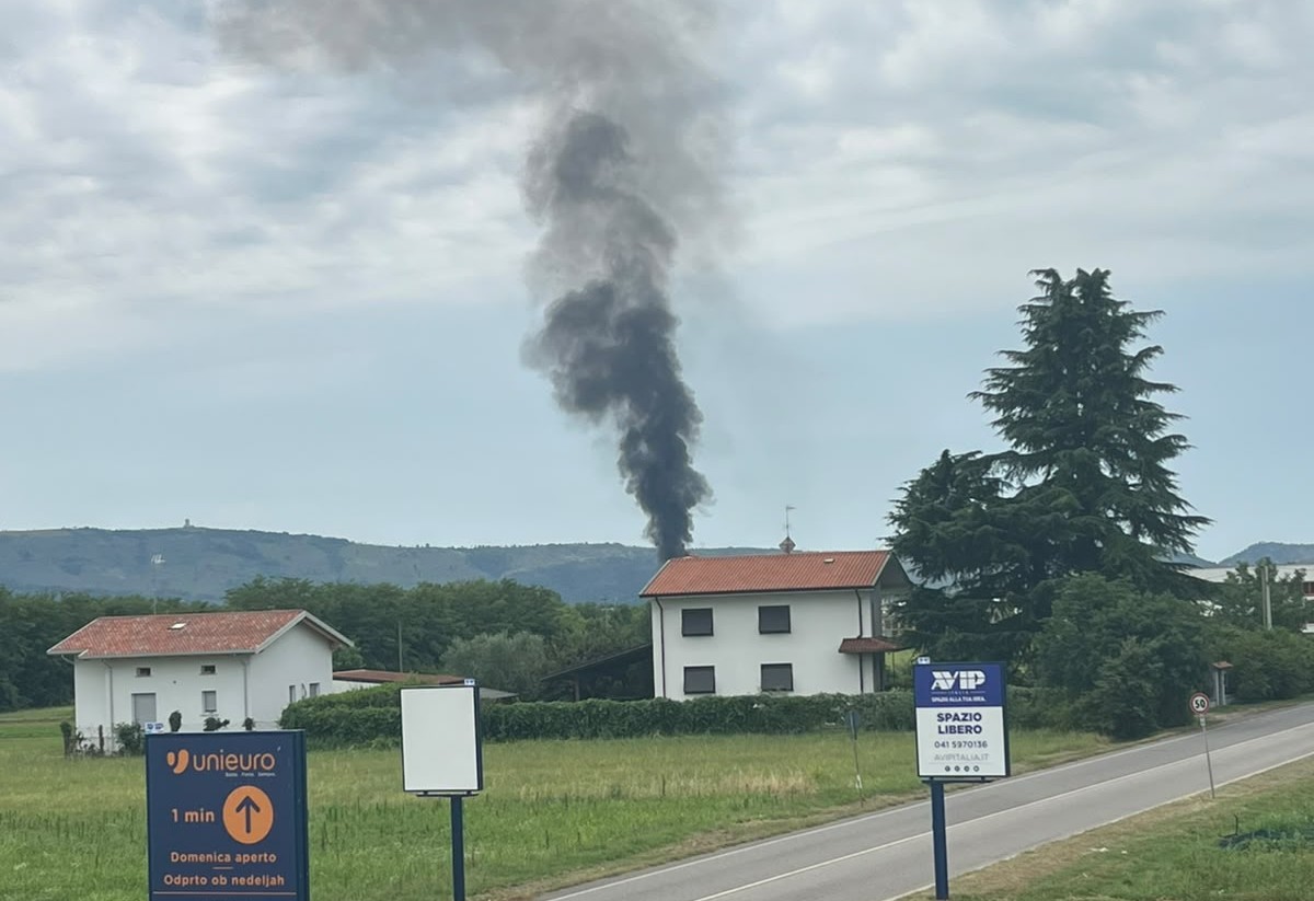 Furgone in fiamme al valico di Sant’Andrea: veicolo distrutto e alta colonna di fumo nero