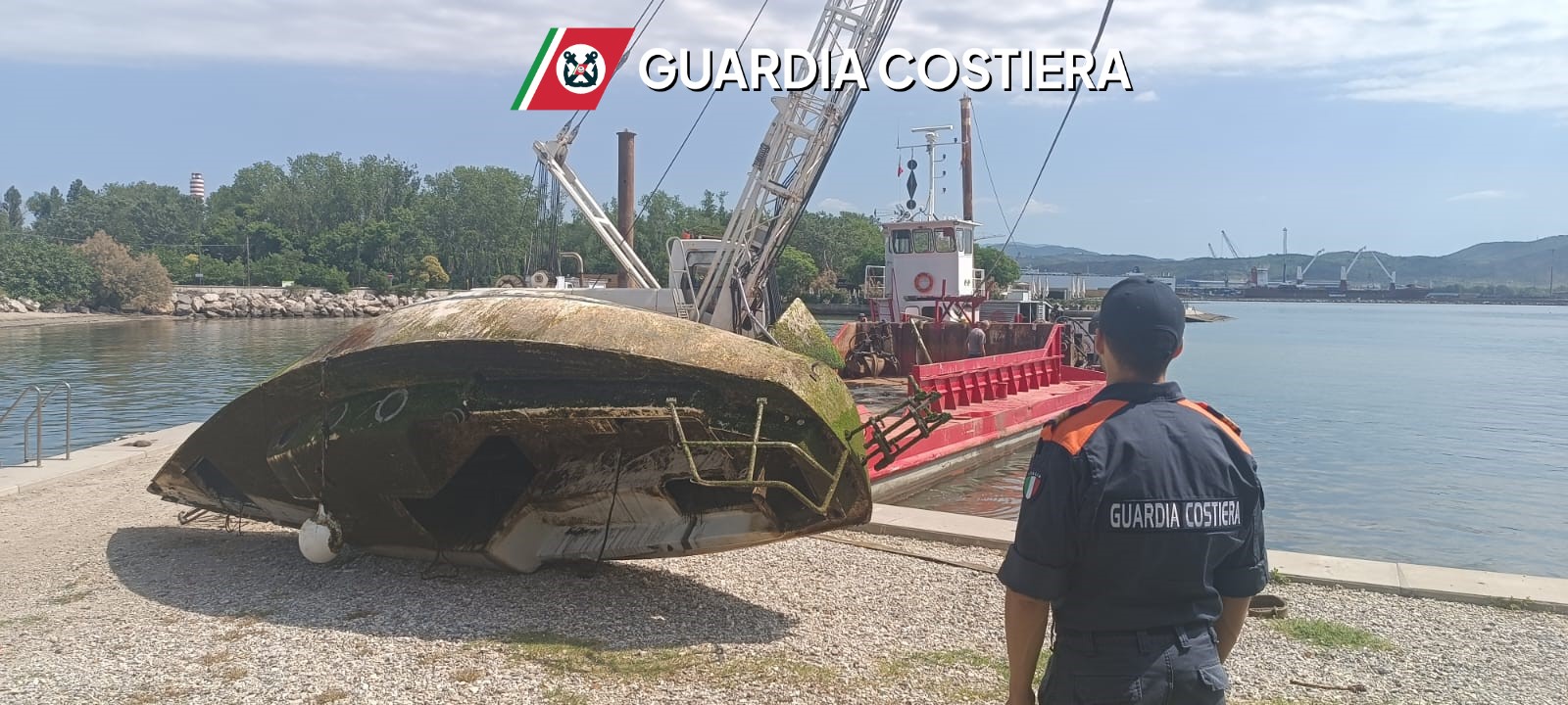 Foce del Timavo, la Guardia Costiera recupera una barca a vela parzialmente affondata