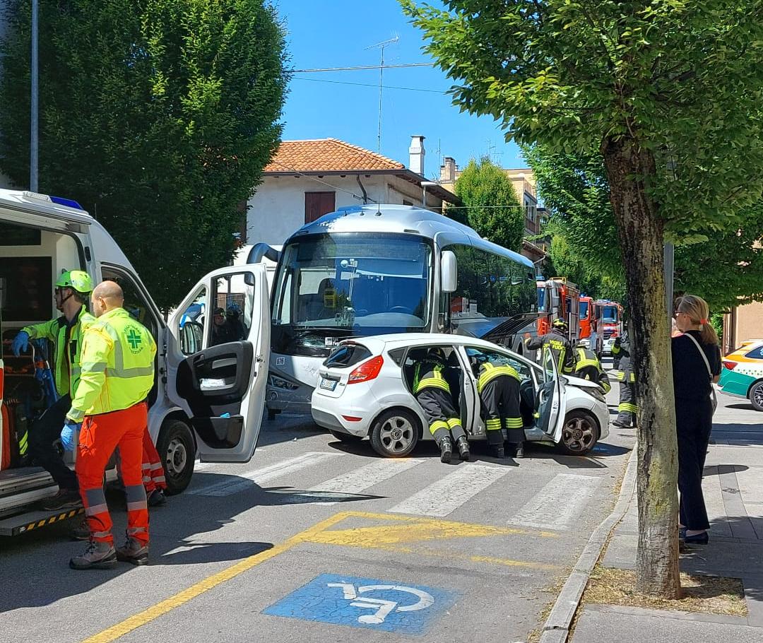 Immagine per Ronchi, non si ferma allo stop tra via D'Aosta e via Mazzini: auto impatta con corriera di Apt