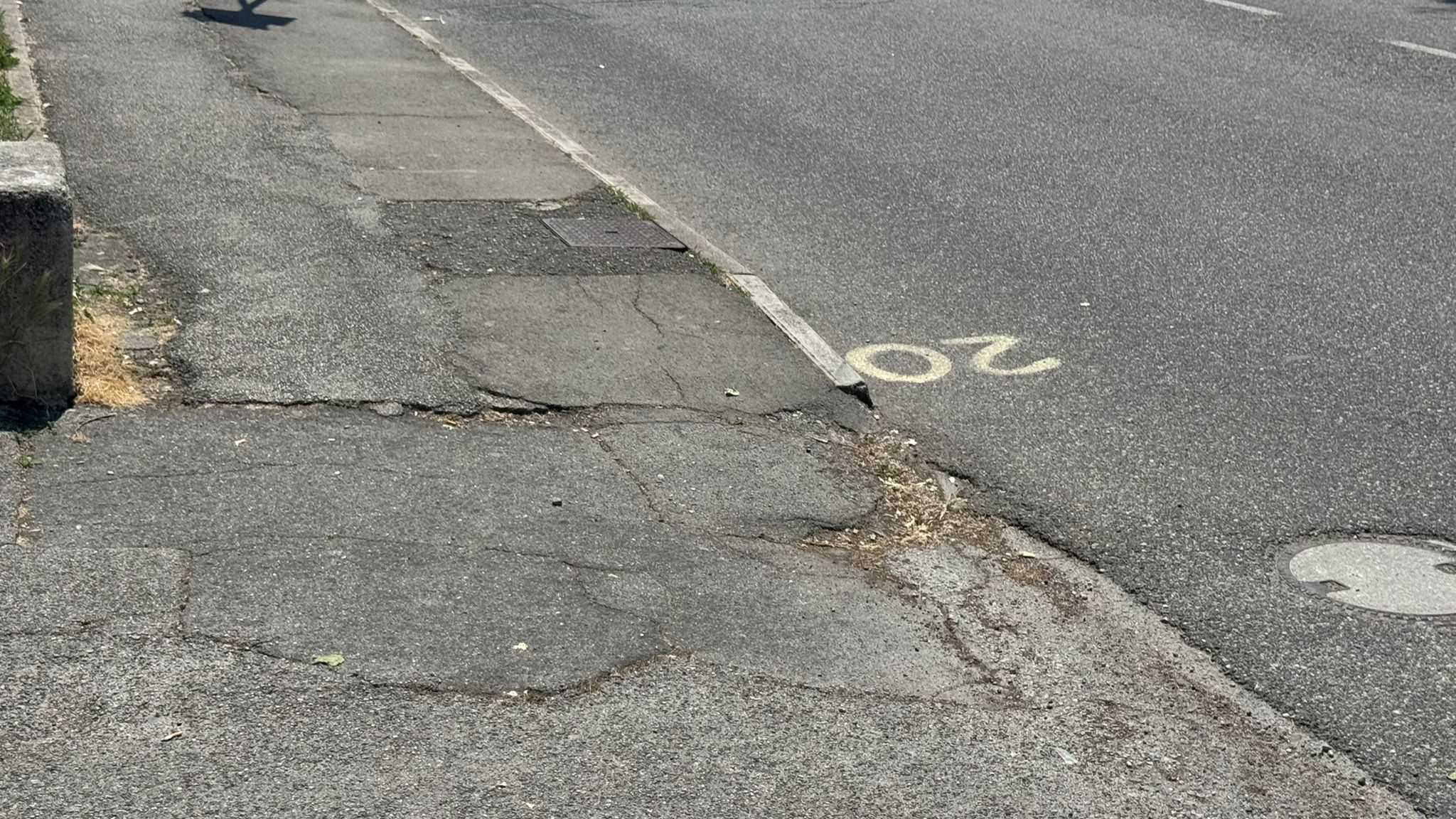 Immagine per Lettere - Marciapiedi dimenticati in via Valentinis a Monfalcone, scatta la segnalazione: «Sono un pericolo pubblico» 