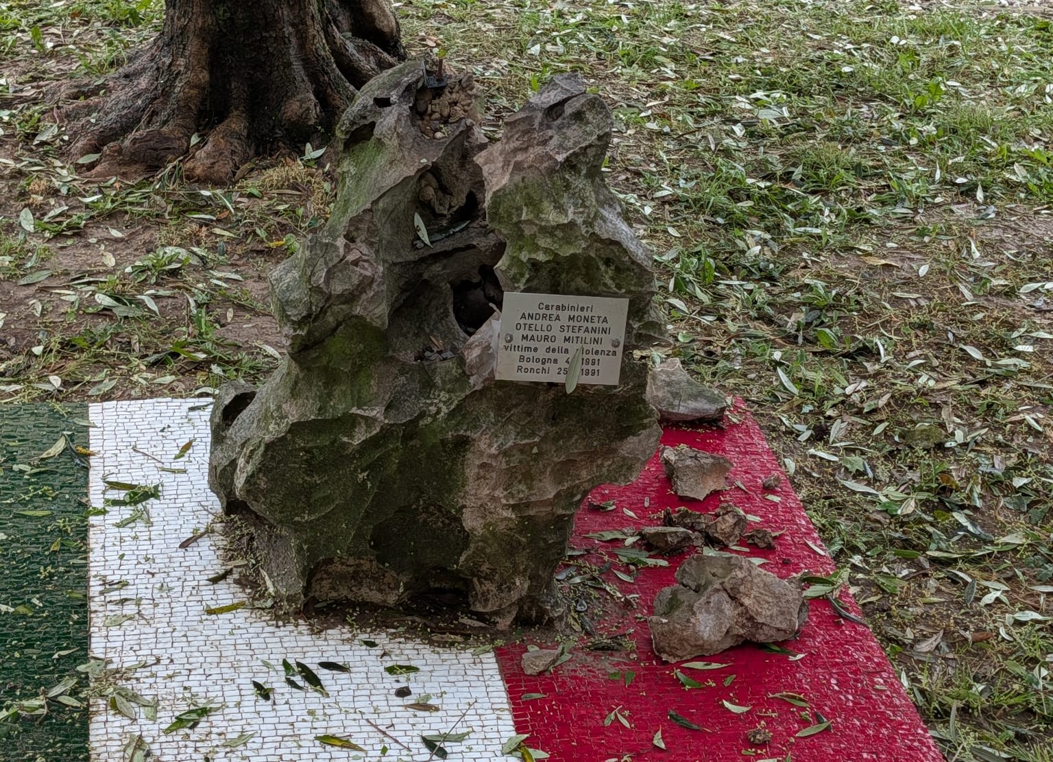 Immagine per Ronchi, rubano i simboli dell’Arma dal monumento ai Carabinieri: è caccia ai vandali
