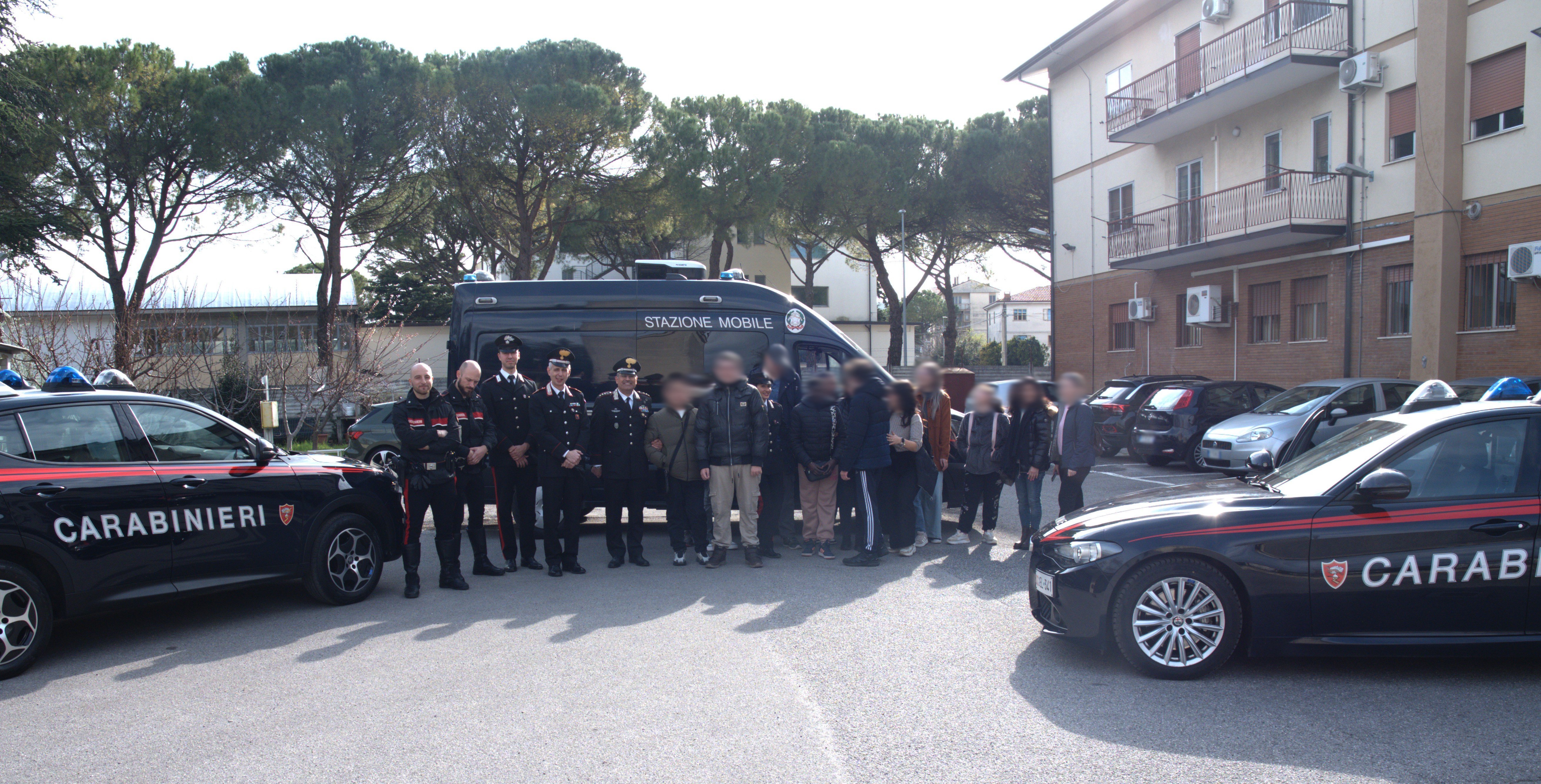 Immagine per Fotonotizia - A Monfalcone l'Arma apre le porte ai ragazzi del Consorzio Blu: lezione di servizio in caserma