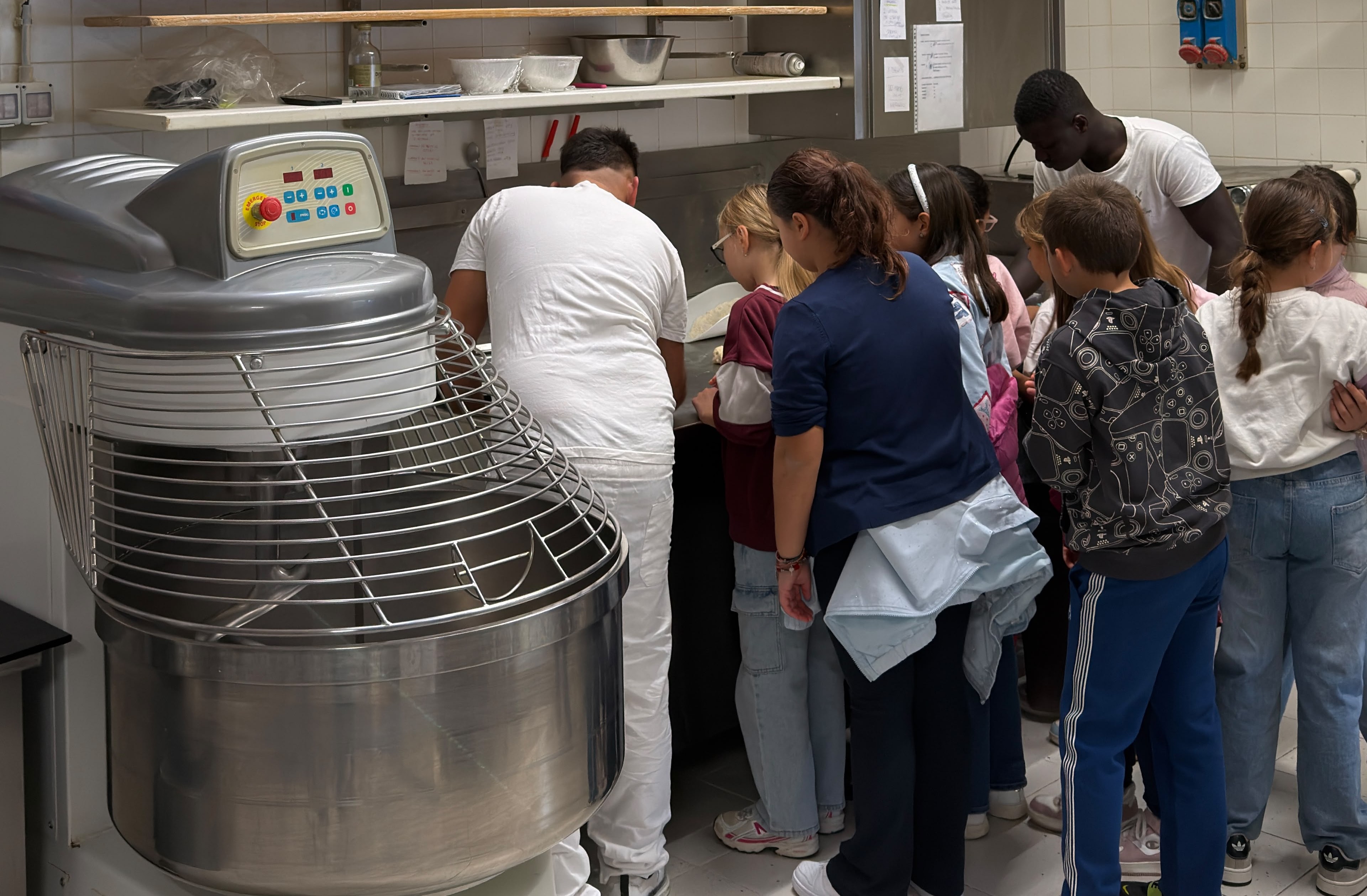 Immagine per Mani in pasta al forno Bosio di Staranzano: lezione d'artigianato per gli alunni della ‘G. Venezian’