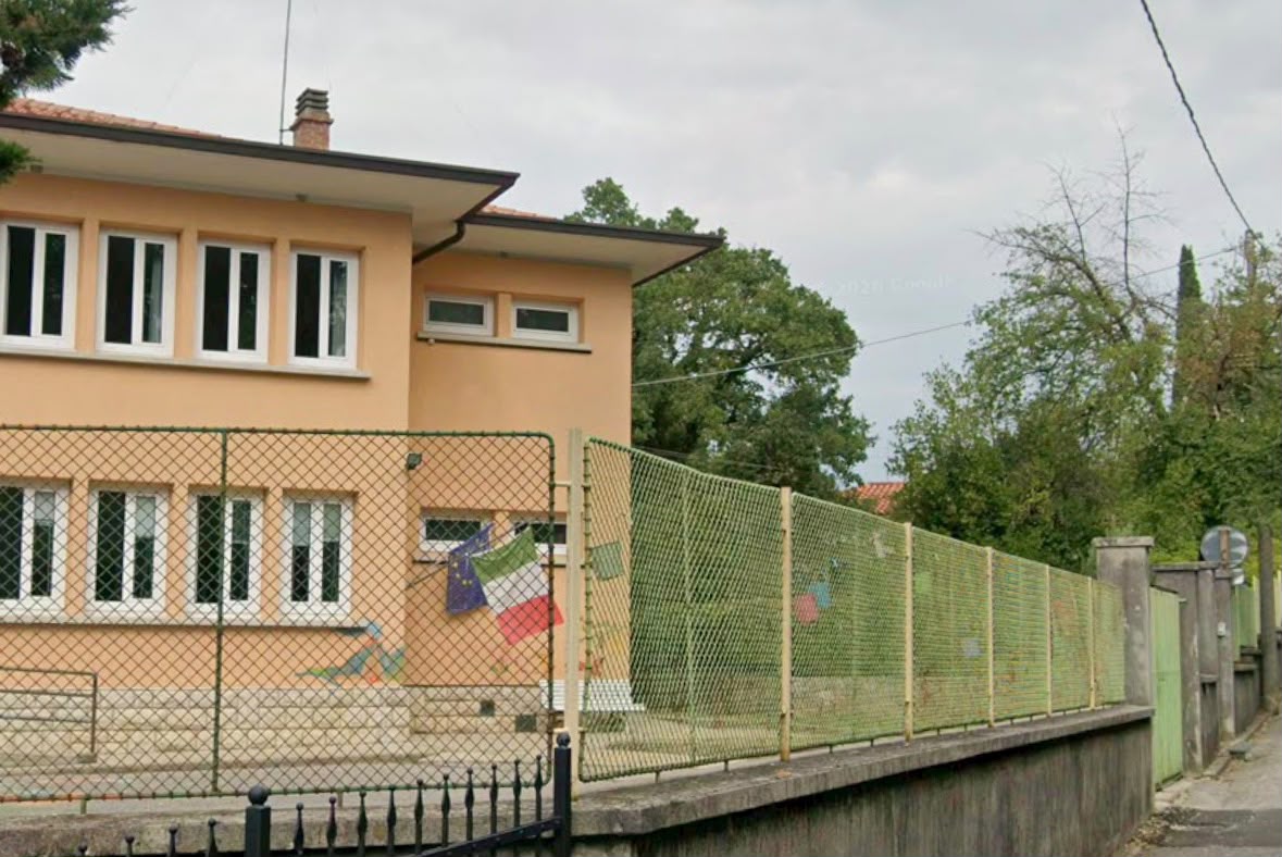 Immagine per Sistiana, divieti di sosta per gli scuolabus alla primaria Pascoli: minoranza all'attacco sui parcheggi 