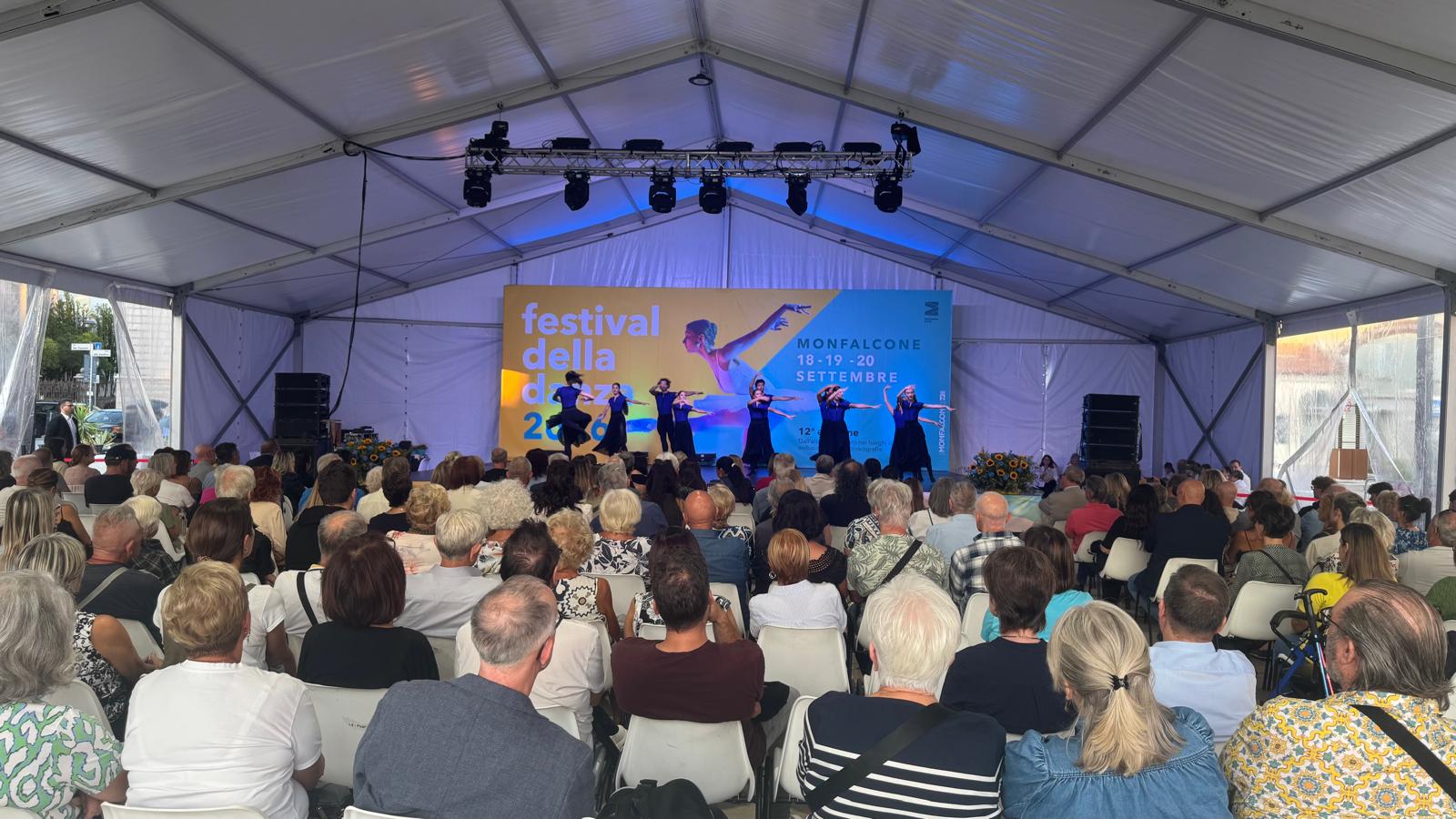 Immagine per Monfalcone dà il via al Festival della Danza: piazza della Repubblica accoglie 2mila ballerini da tutta Europa