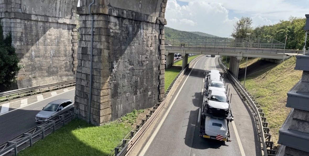 Immagine per Duino, traffico e rumore sul raccordo Lisert-Fernetti: il Consiglio chiede un tavolo istituzionale
