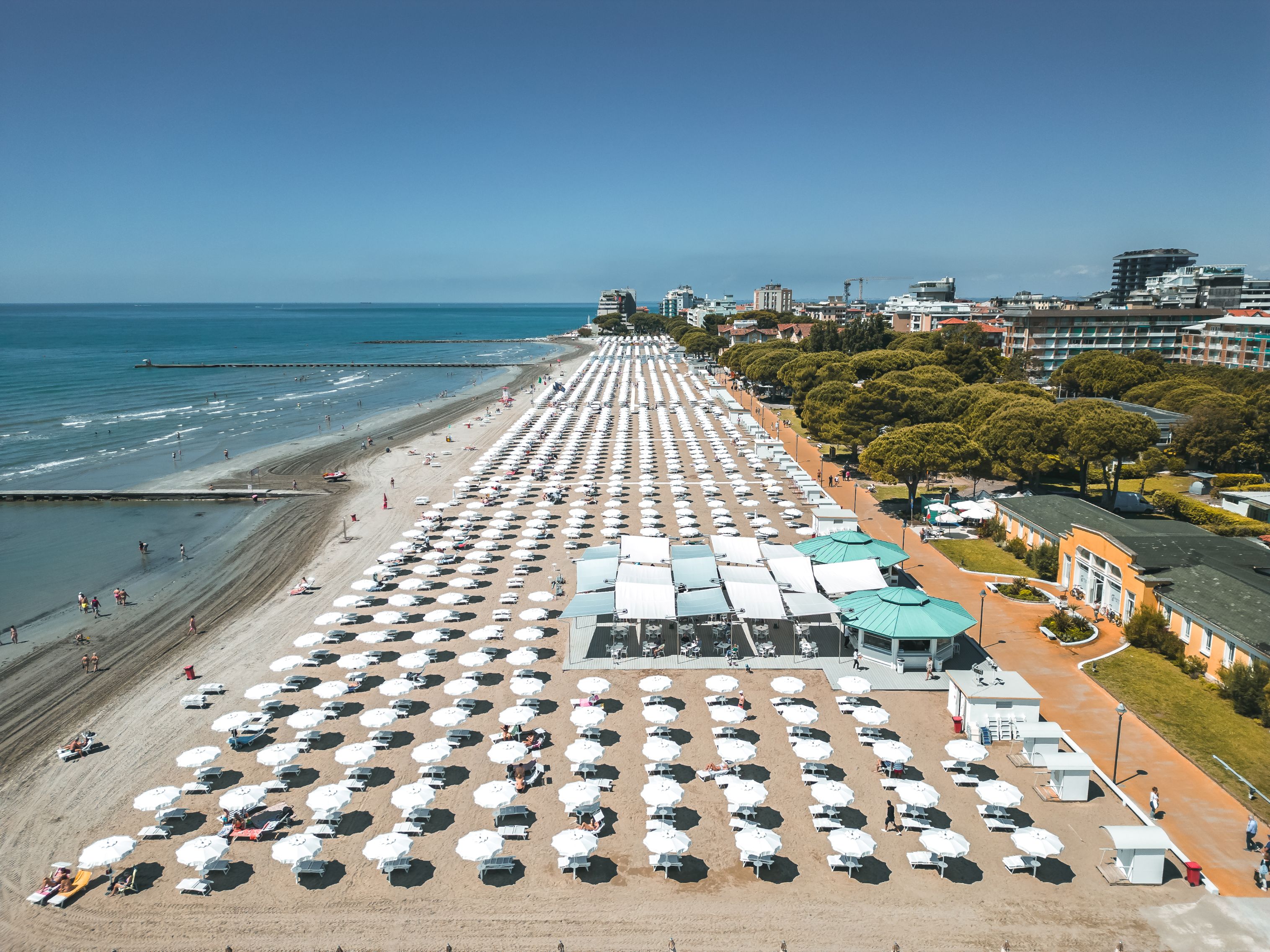 Copertina per Grado, la spiaggia si evolve nel 2025: più digitale, internazionale e all’insegna del benessere