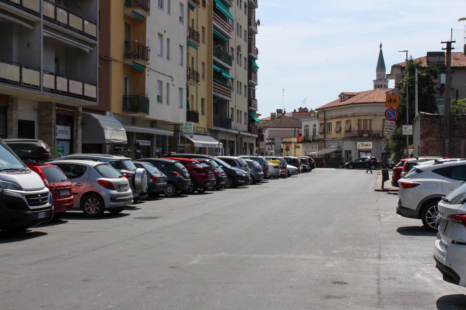 Monfalcone, invertiti i parcheggi su via Fanin: strisce blu sul lato negozi, bianche verso il San Michele