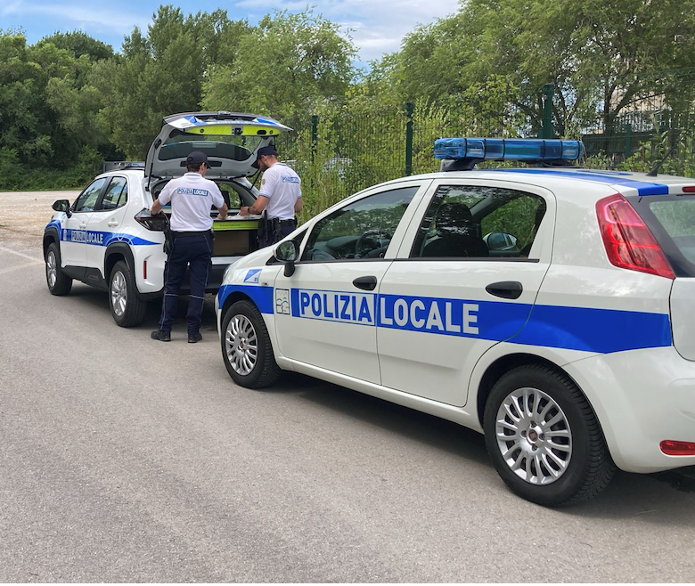 Monfalcone, la Polizia Locale multa autoarticolato sloveno: centralina manomessa per alterare il controllo emissioni 