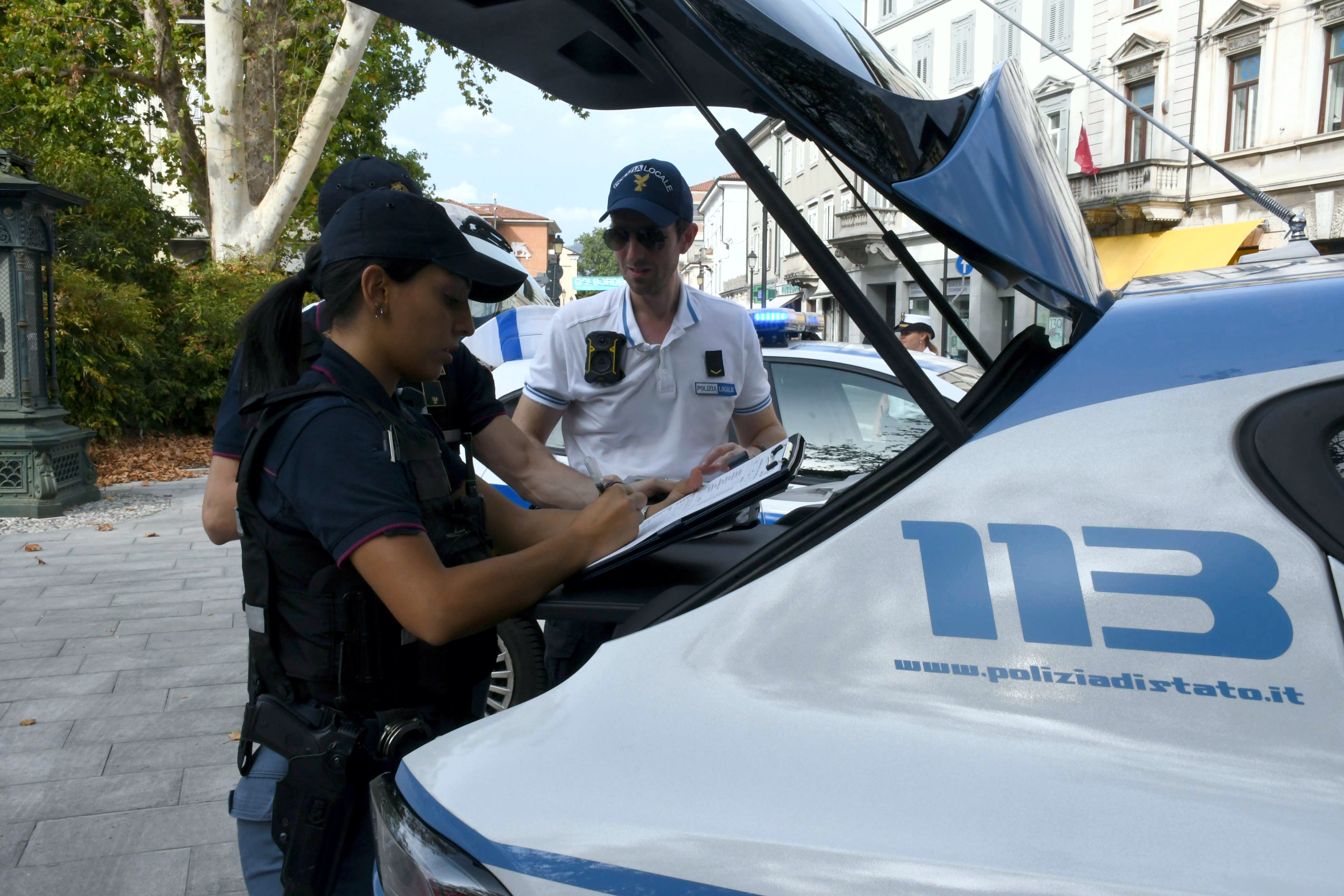 Immagine per Controlli della Polizia di Stato a Grado e Gorizia, 9 violazioni al codice della strada e 8 verifiche negli esercizi commerciali