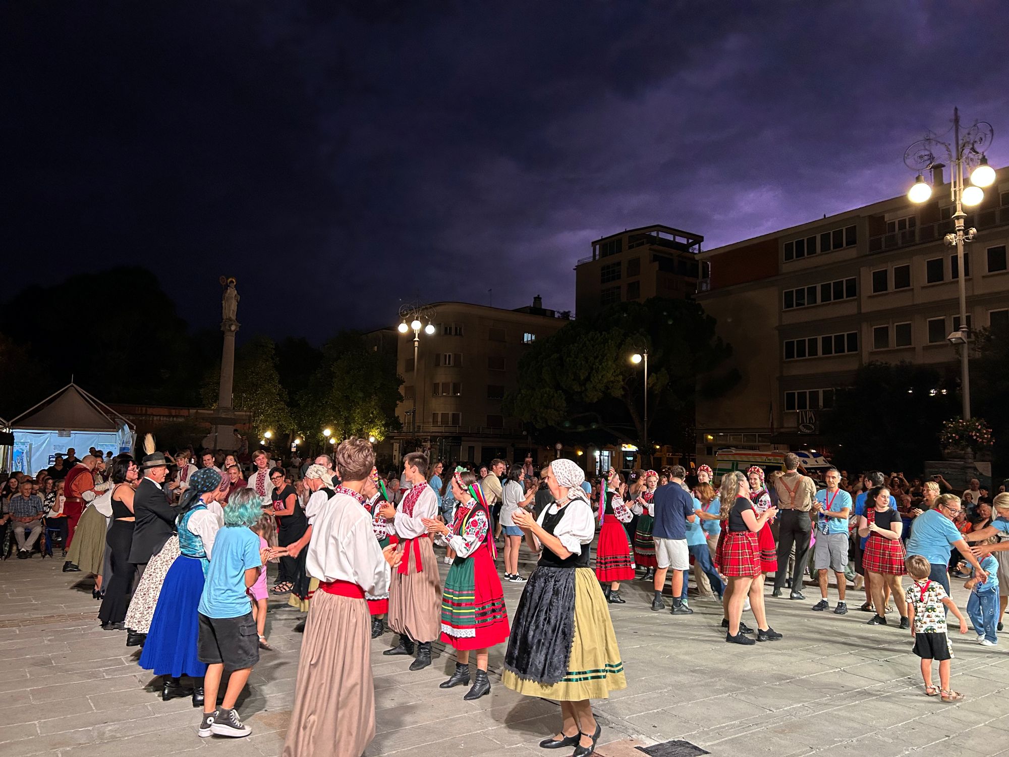 Immagine per Gorizia, il Festival Mondiale del Folklore fa ballare piazza Vittoria fino allo stop del temporale