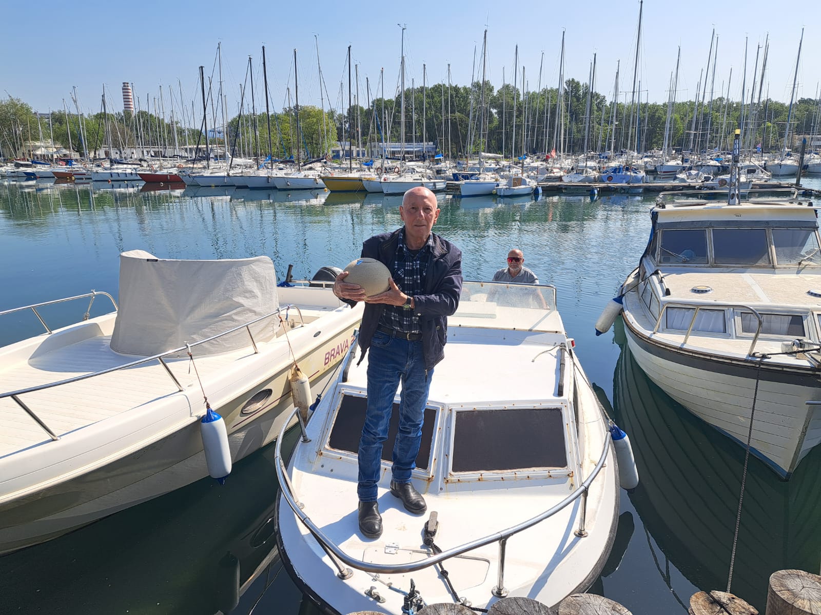 L’ultimo viaggio: così Janke torna al mare «libero e spensierato». Gli Amici di Fabrizio disperdono le ceneri