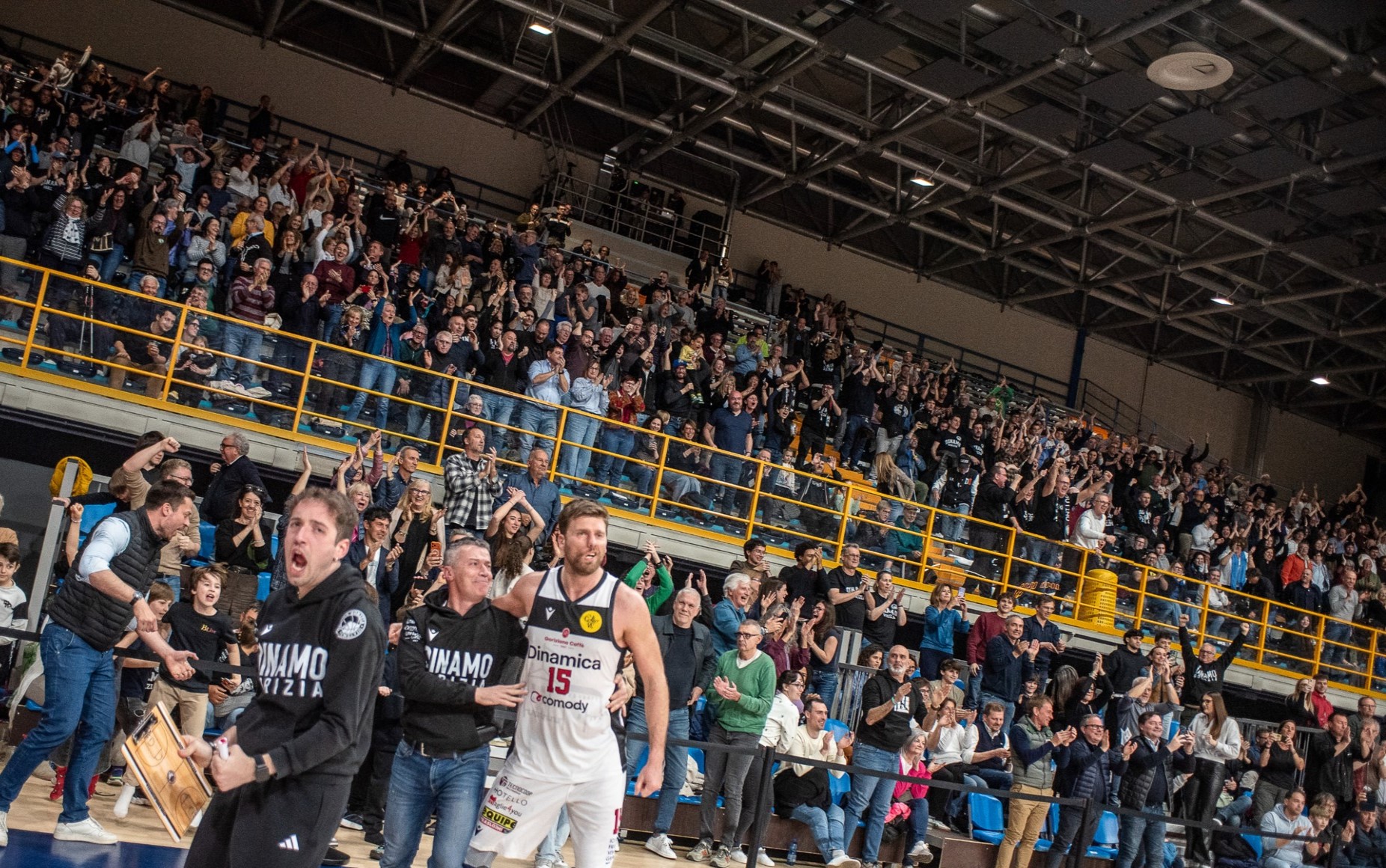 Immagine per La gioia in casa Dinamo dopo la vittoria sulla capolista. Coach Tomasi: «Forte la motivazione a dare il massimo»