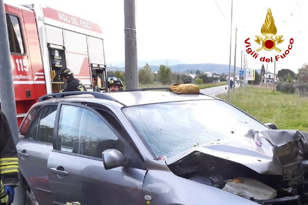 Immagine per Mossa, autovettura finisce contro il cancello di un'abitazione. Ferito il conducente