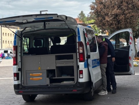 Immagine per Mercato di Monfalcone, la Polizia Locale sequestra 326 capi d’abbigliamento senza etichetta 