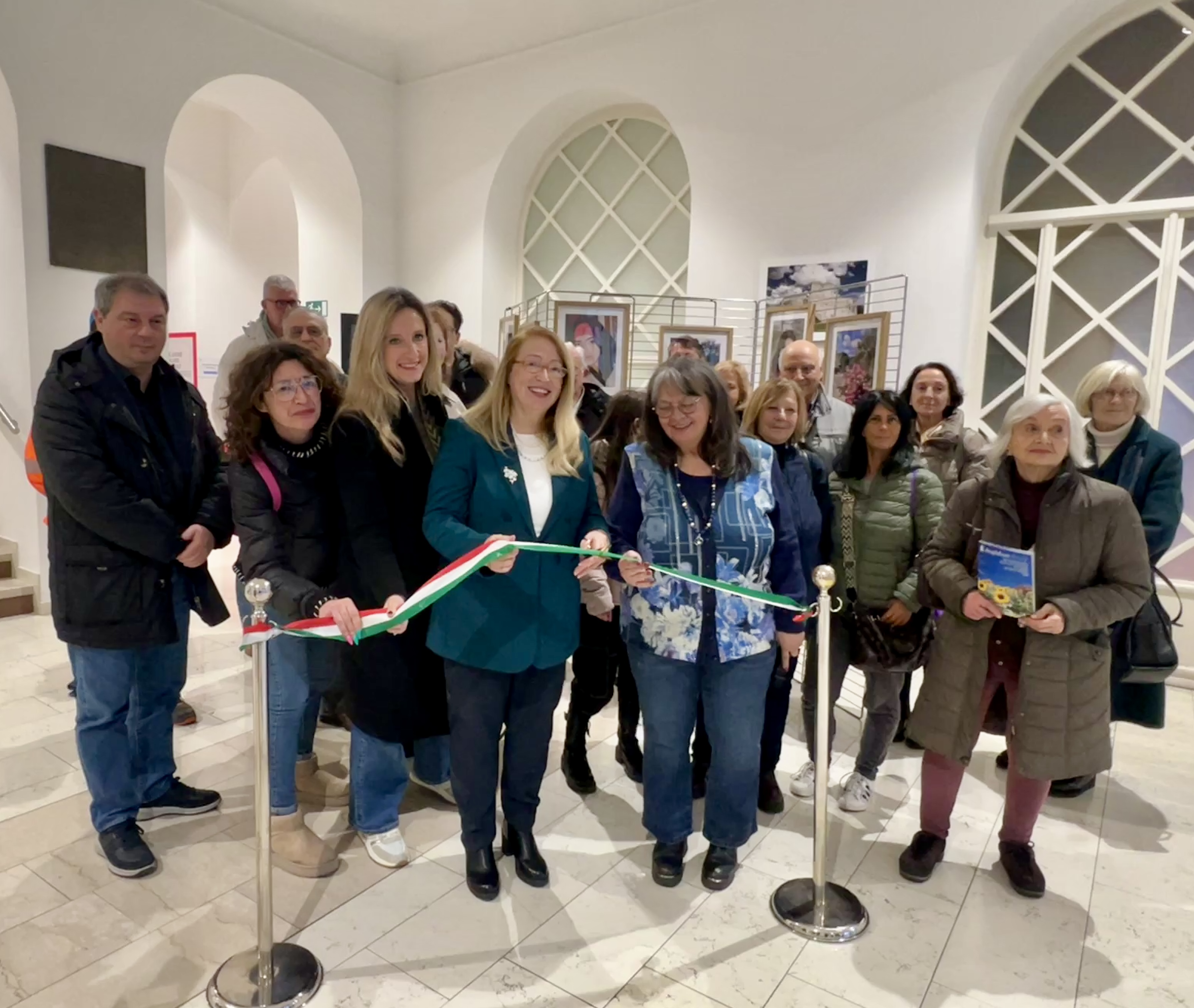 Immagine per Fotonotizia – Monfalcone, inaugurata al Municipio la mostra ‘No al Velo, Sì ai Fiori’ in omaggio alle donne iraniane