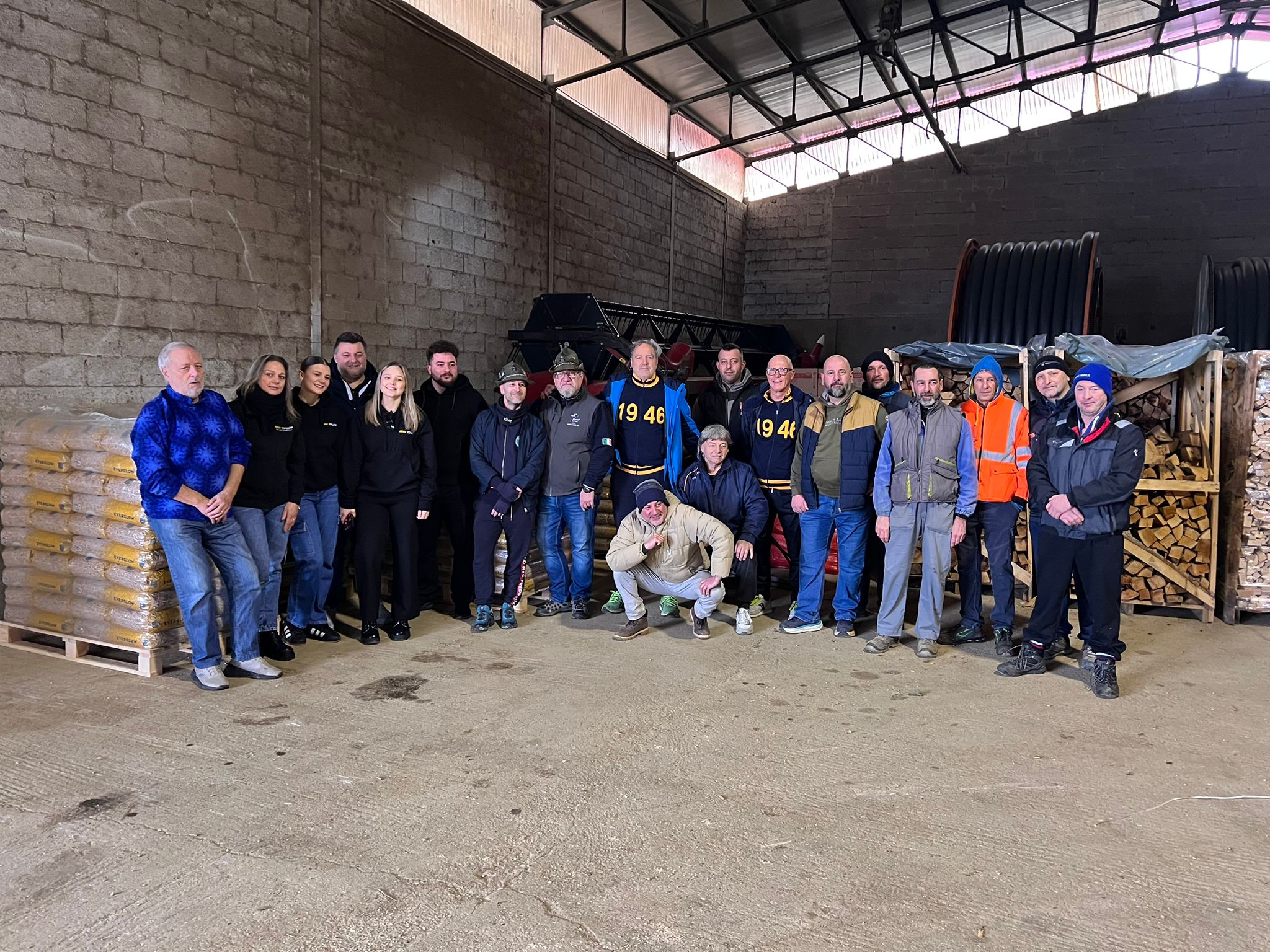 Dalla cena solidale dello chef Nardulli alla Tenuta Villanova il dono di 27 bancali tra legna e pellet alle famiglie di Versa