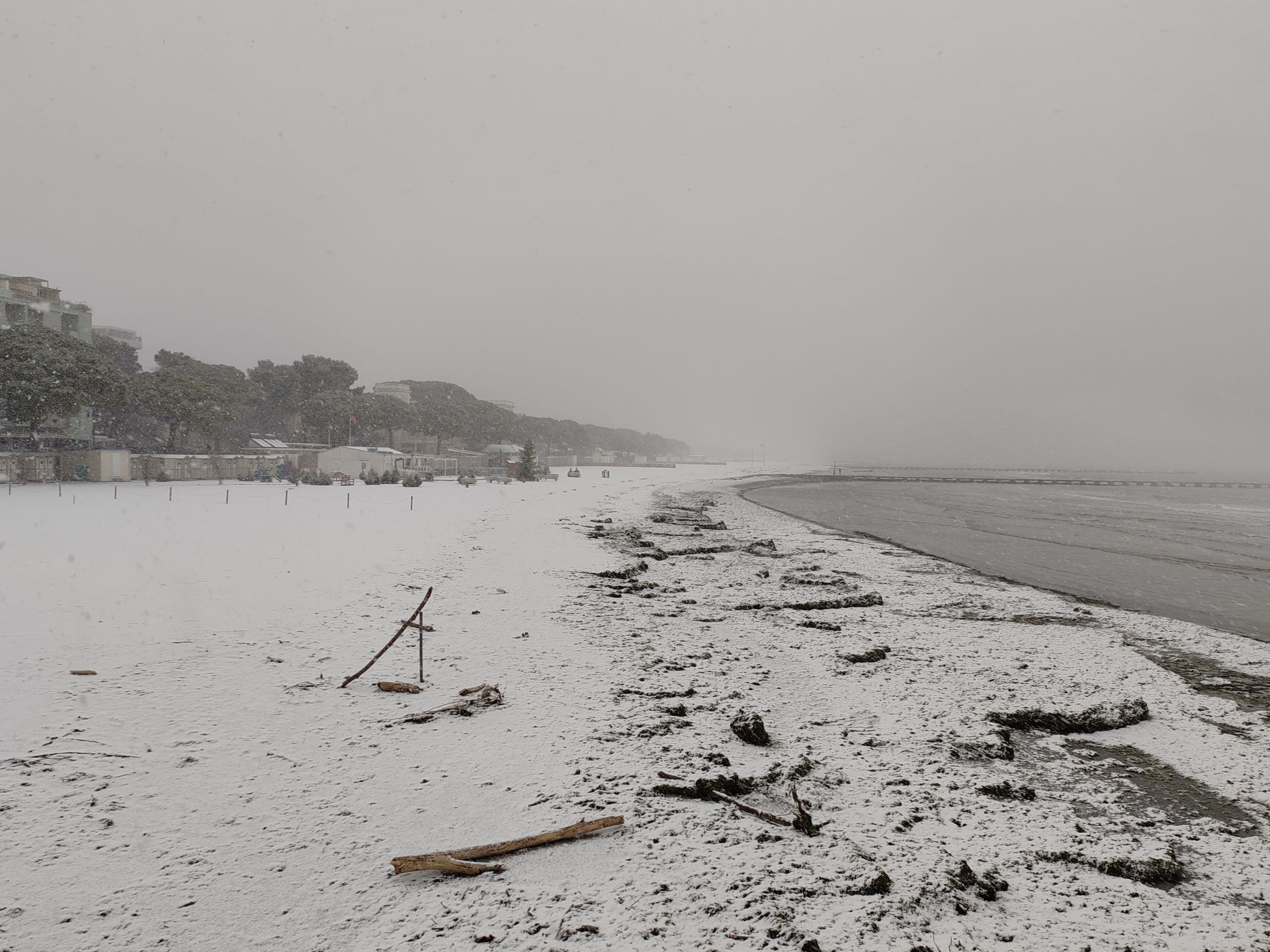 L'imbiancata dell'Epifania su tutto il Goriziano, la neve copre prati e tetti dal Sabotino a Grado