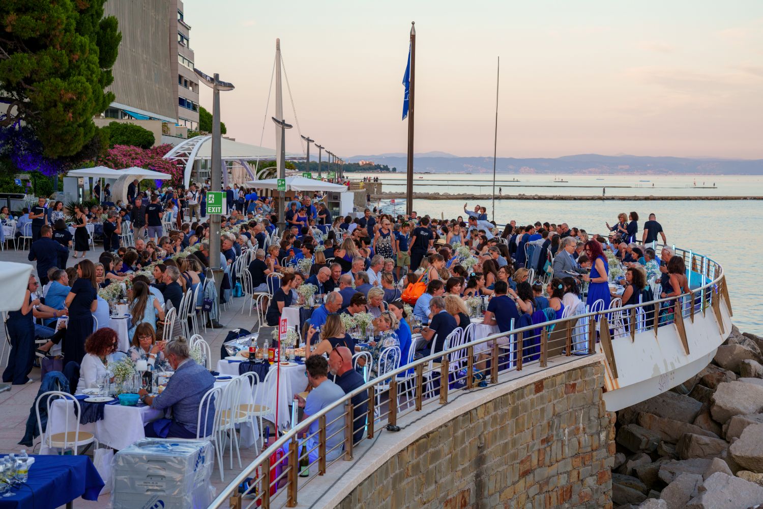 Immagine per 700 ospiti a cena sulla diga di Grado: successo per 'Blu di Grado' con 400 menù e 15 ristoranti