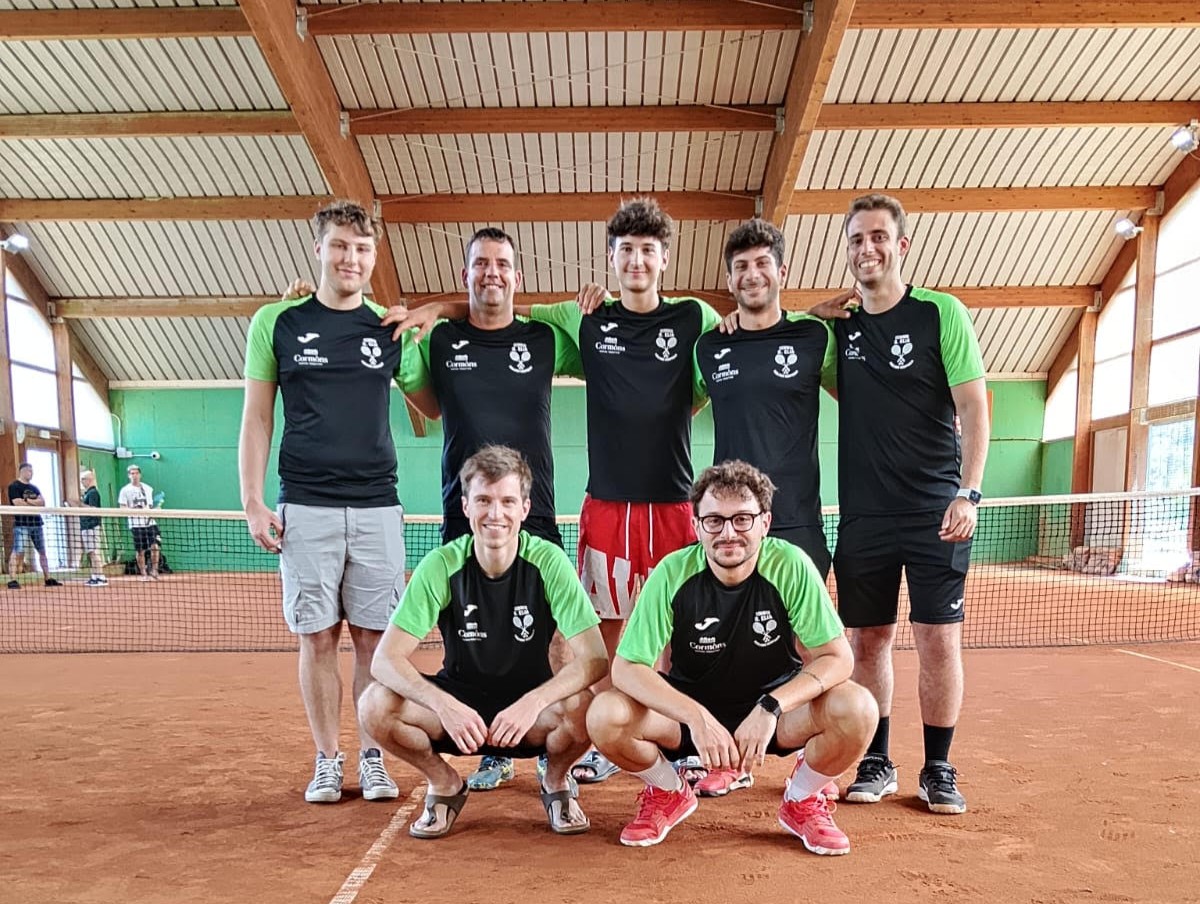 Immagine per Fotonotizia – La squadra maschile Tennis Sant’Elia sale in serie C, il 5 luglio la finale per diventare campioni regionali in D1