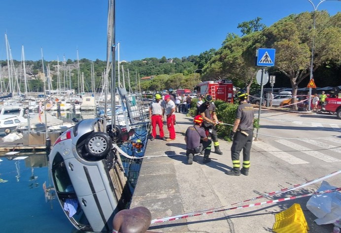Immagine per Auto finisce in mare a Sistiana, paura per i quattro passeggeri: nessuno annegato
