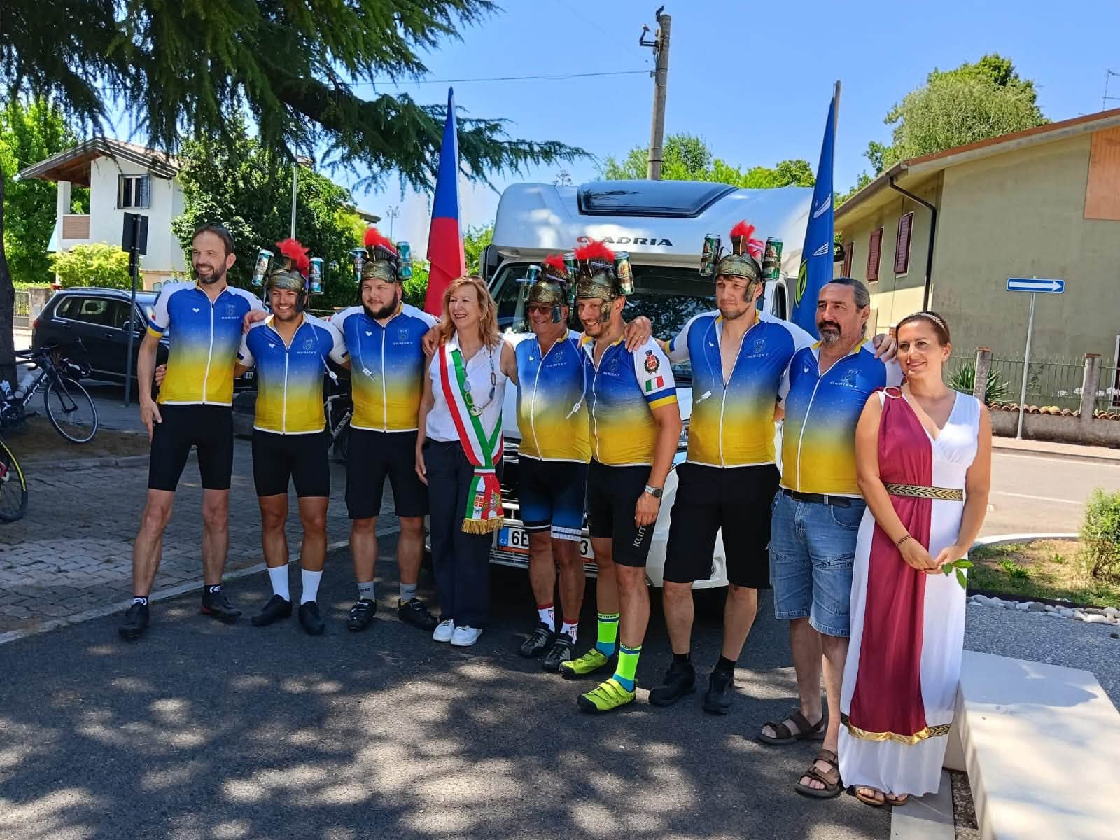 Immagine per Fotonotizia – 700 km in bici, la delegazione di Okříšky raggiunge San Pier per celebrare il gemellaggio