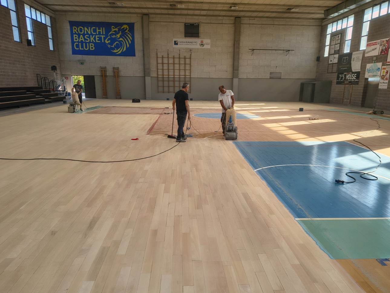 Immagine per Al via i lavori al parquet della palestra Peteani di Vermegliano