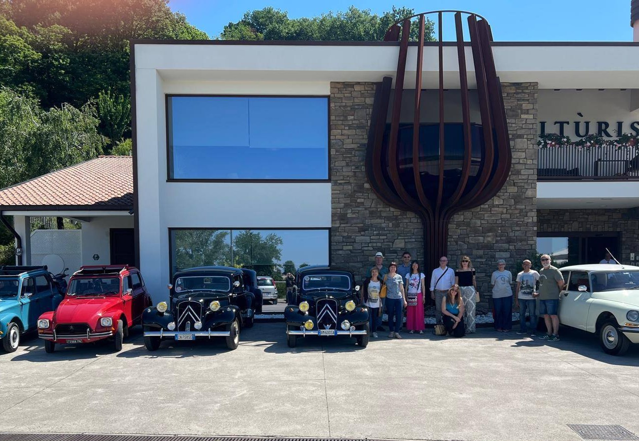 Immagine per Fotonotizia – L’incontro delle storiche Citroën attraversa il Collio, una domenica tra i vigneti e fuori dal tempo