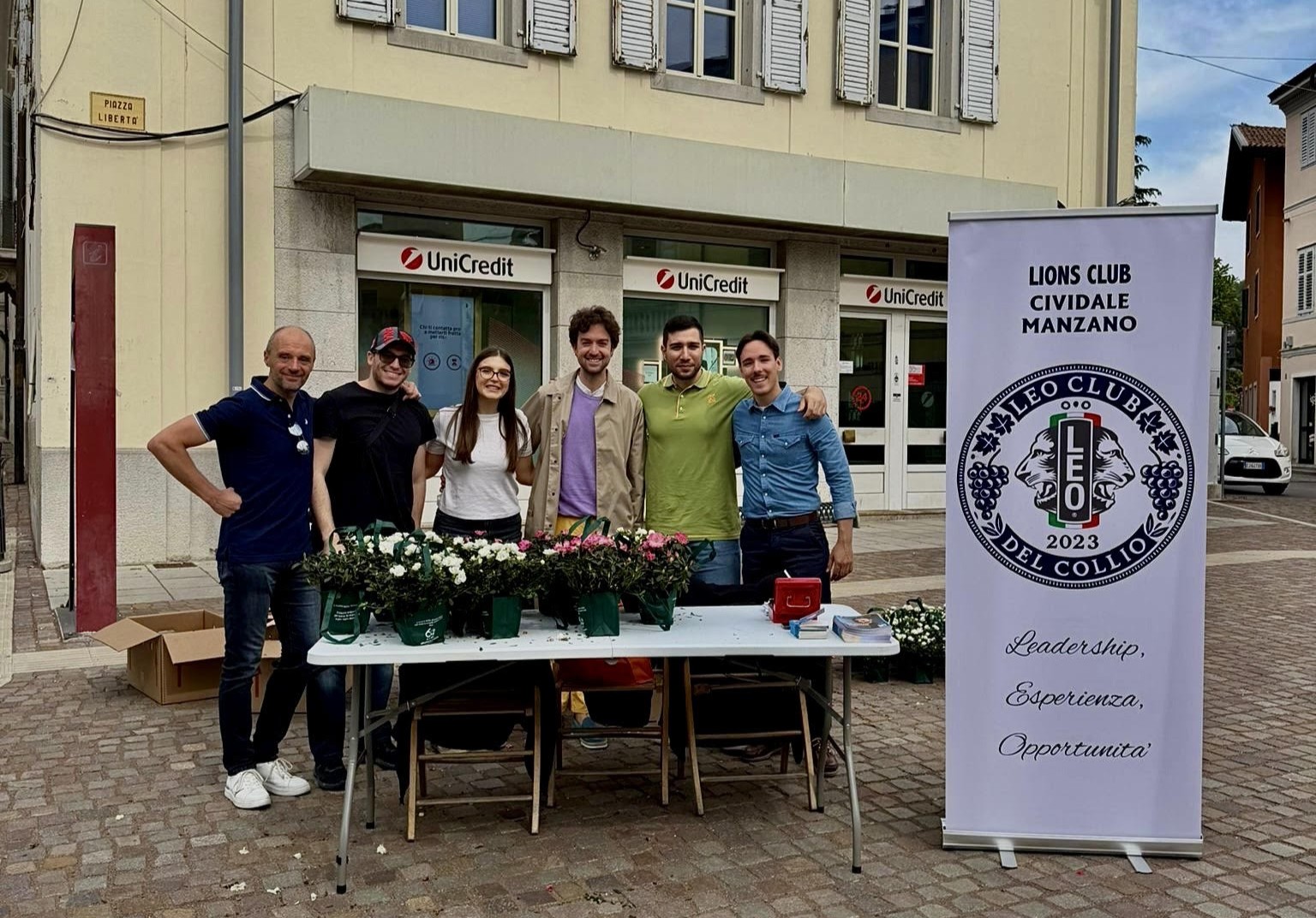 Immagine per Fotonotizia – Cormons, il Leo Club Collio distribuisce 240 ‘Azalee per la Ricerca’ sul cancro