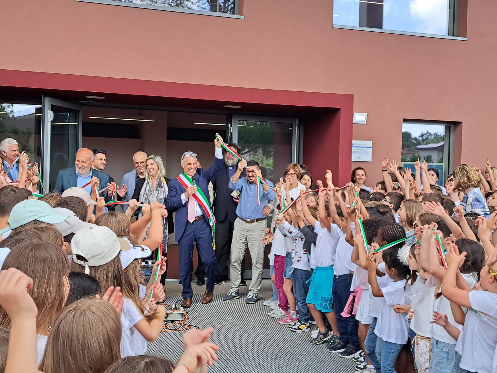 Staranzano taglia il nastro alla nuova primaria ‘De Amicis’, Amirante: «Nuovo modello per l'edilizia scolastica»