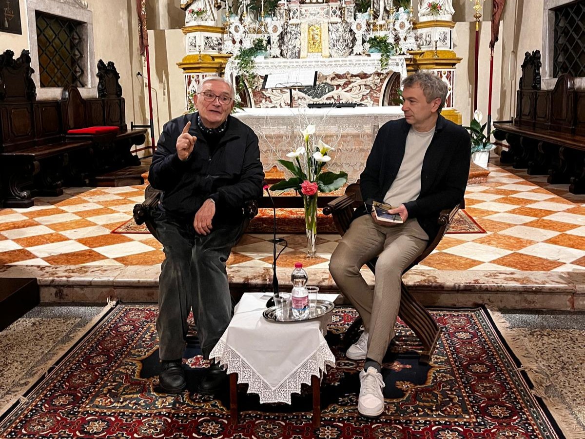 Immagine per Fotonotizia - Don Giovanni Sponton presenta la sua 'Panchina a Betlemme' nella chiesa di Medea