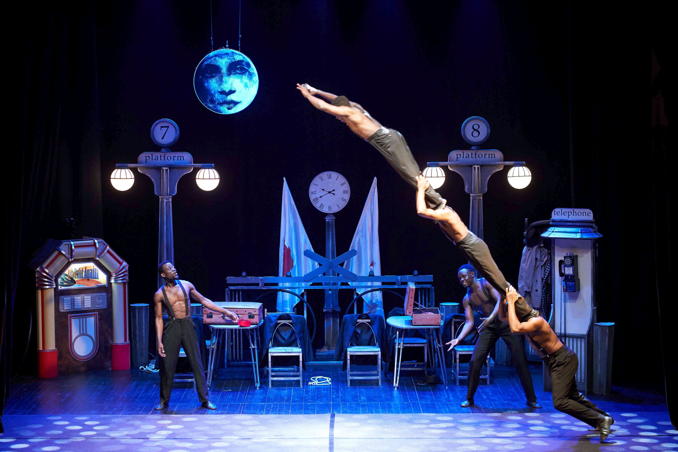 Immagine per Monfalcone, sul palco del Bonezzi le acrobazie dei ‘Black Blues Brothers’: arriva lo spettacolo ‘Let’s Twist Again’