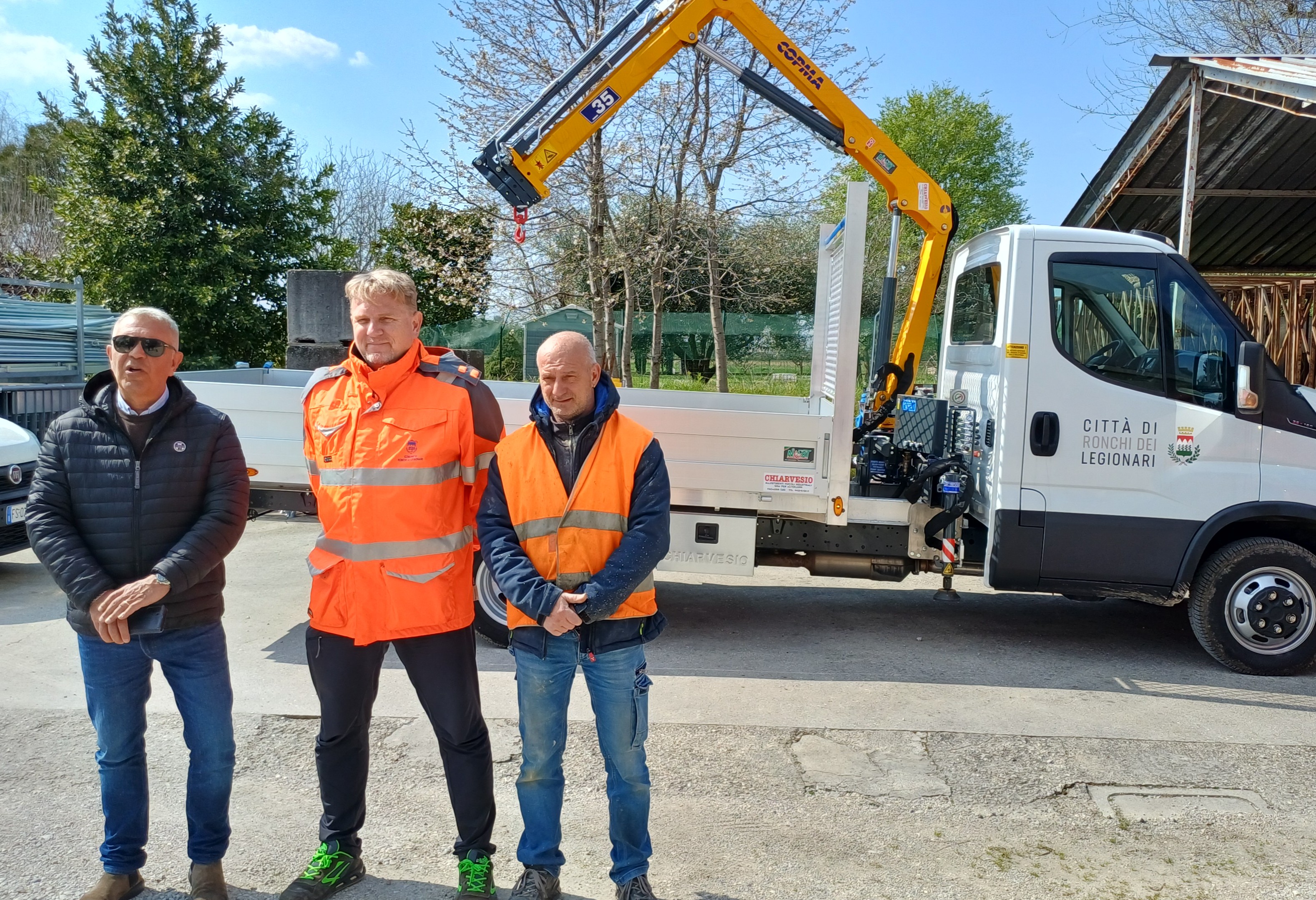 Fotonotizia – Ronchi, acquistato un nuovo autocarro con gru per gli operai comunali