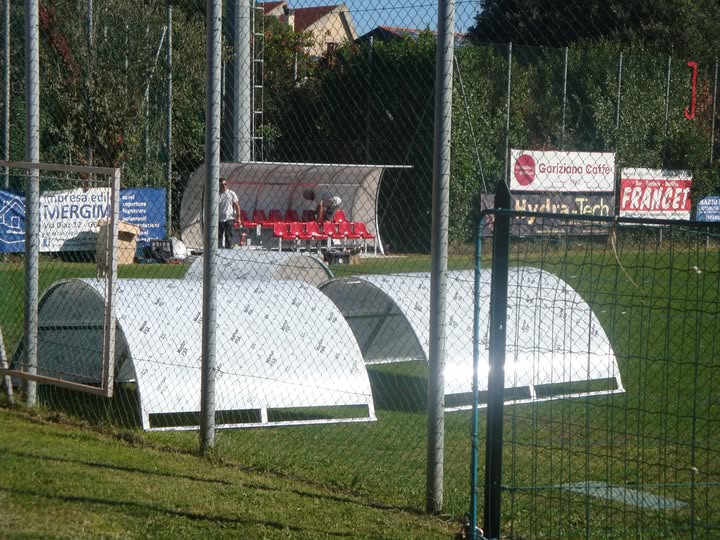 Fotonotizia – Juventina Sant’Andrea, via al montaggio delle nuove panchine sul campo da gioco
