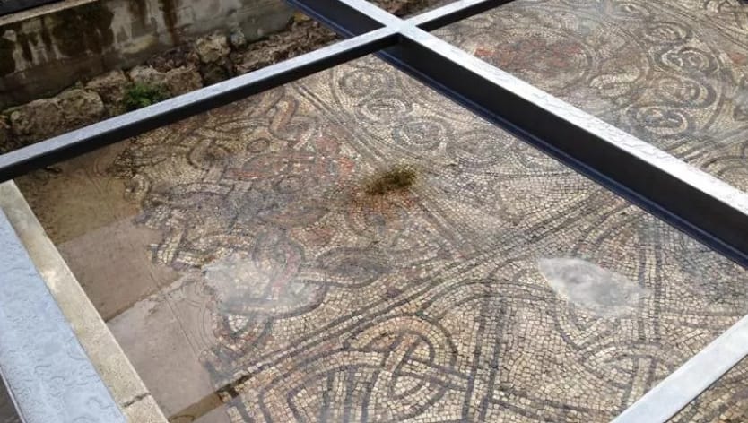 Immagine per ‘Cervignano Nostra’, appello contro il «degrado pesante» dell’antico mosaico in piazza Marconi 